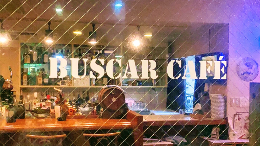 도쿄 아다치구 니시아라이의 buscar cafe 창문 너머로 보이는 바 좌석