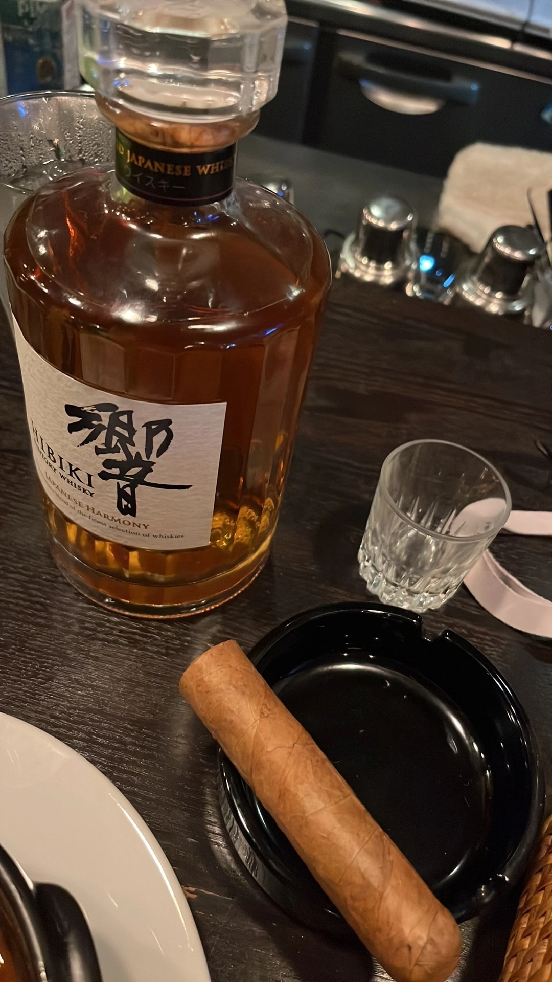 니시아라이 buscar cafe에서 제공된 일본 위스키와 시가