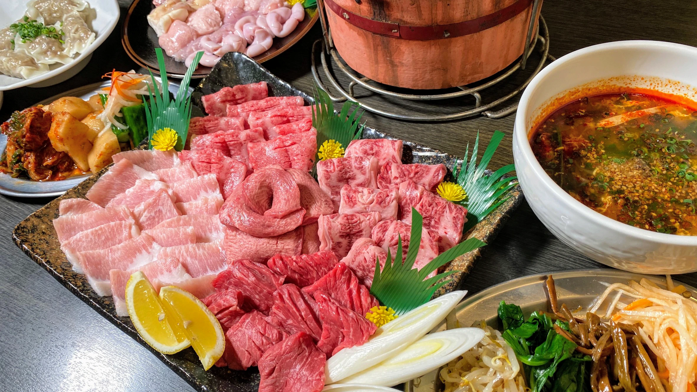 모토야 니시아라이혼초 본점의 신선한 내장과 고기 모둠